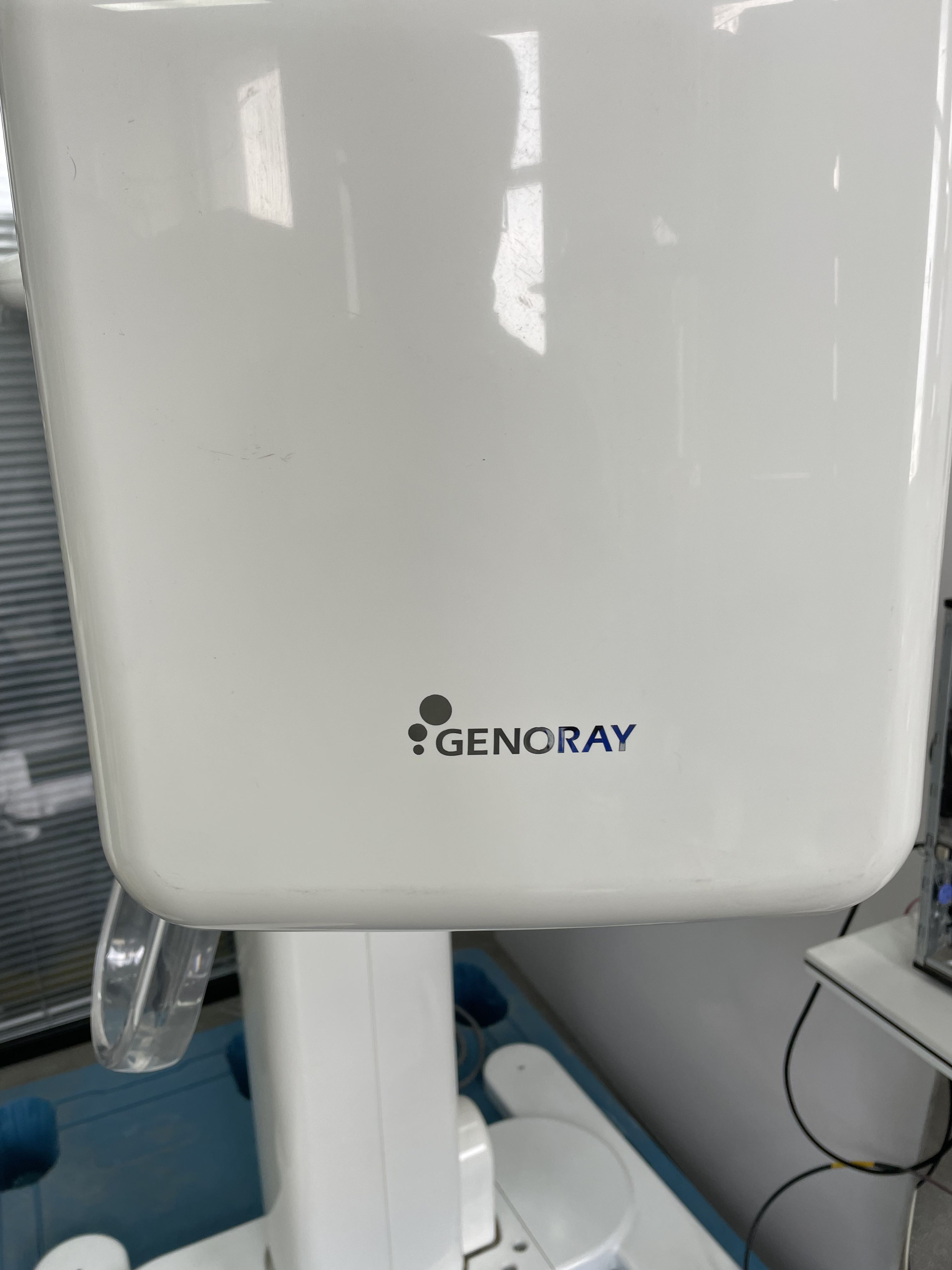Genoray PAPAYA Plus detector housing with Genoray brand logo