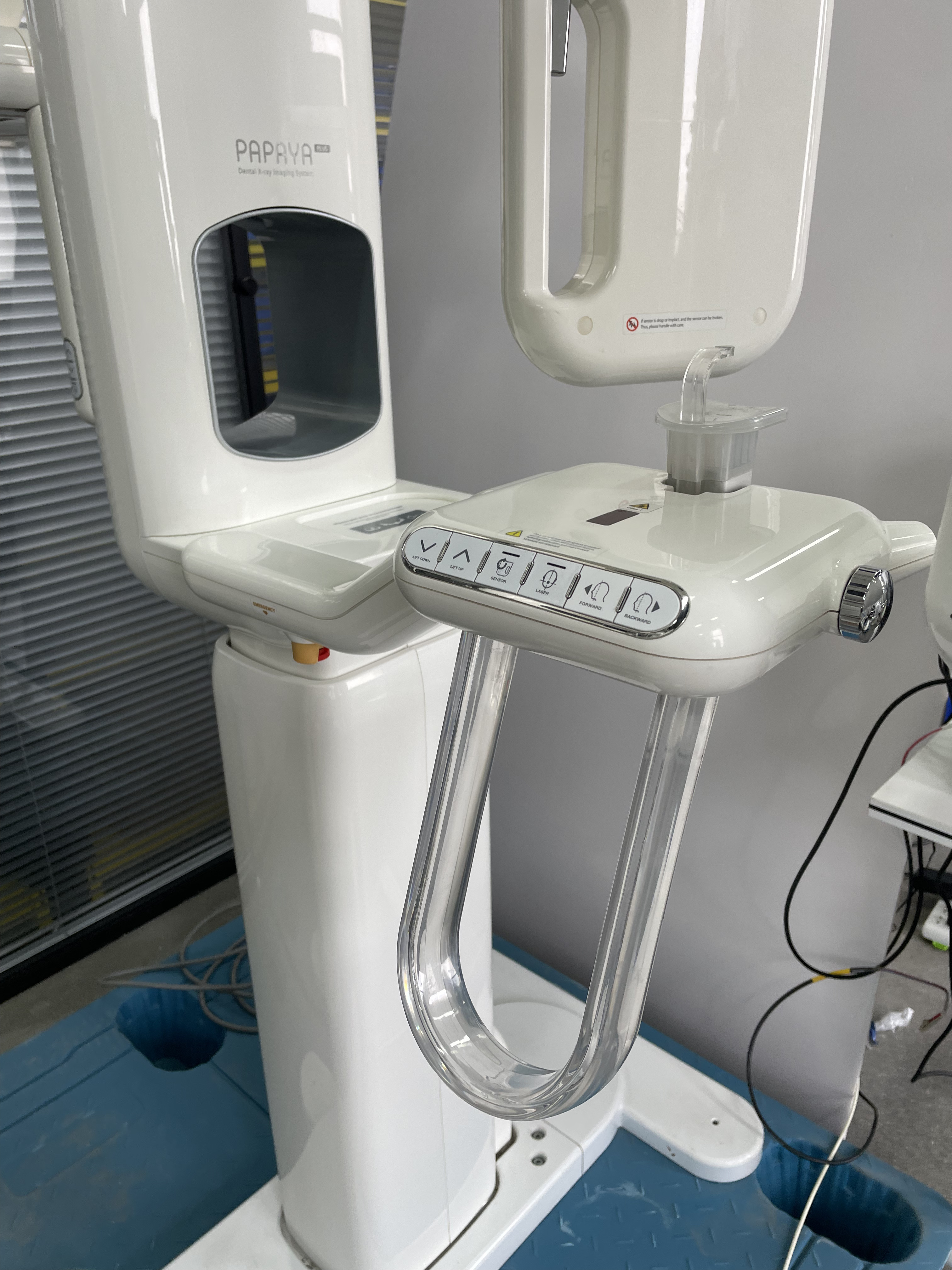 Genoray PAPAYA Plus side view showing patient positioning area, chin rest post and bite stick