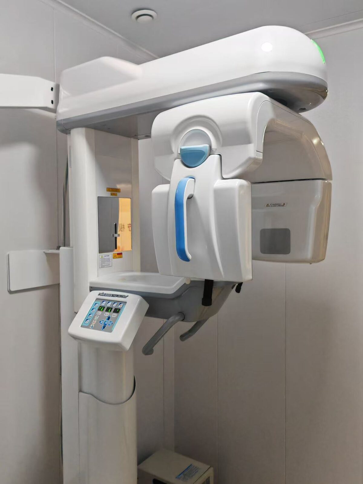 PointNix Point 800S HD 3D Plus CBCT close-up — main gantry detail showing blue handle, patient chin rest, and integrated control panel with Point 800S HD 3D Plus label