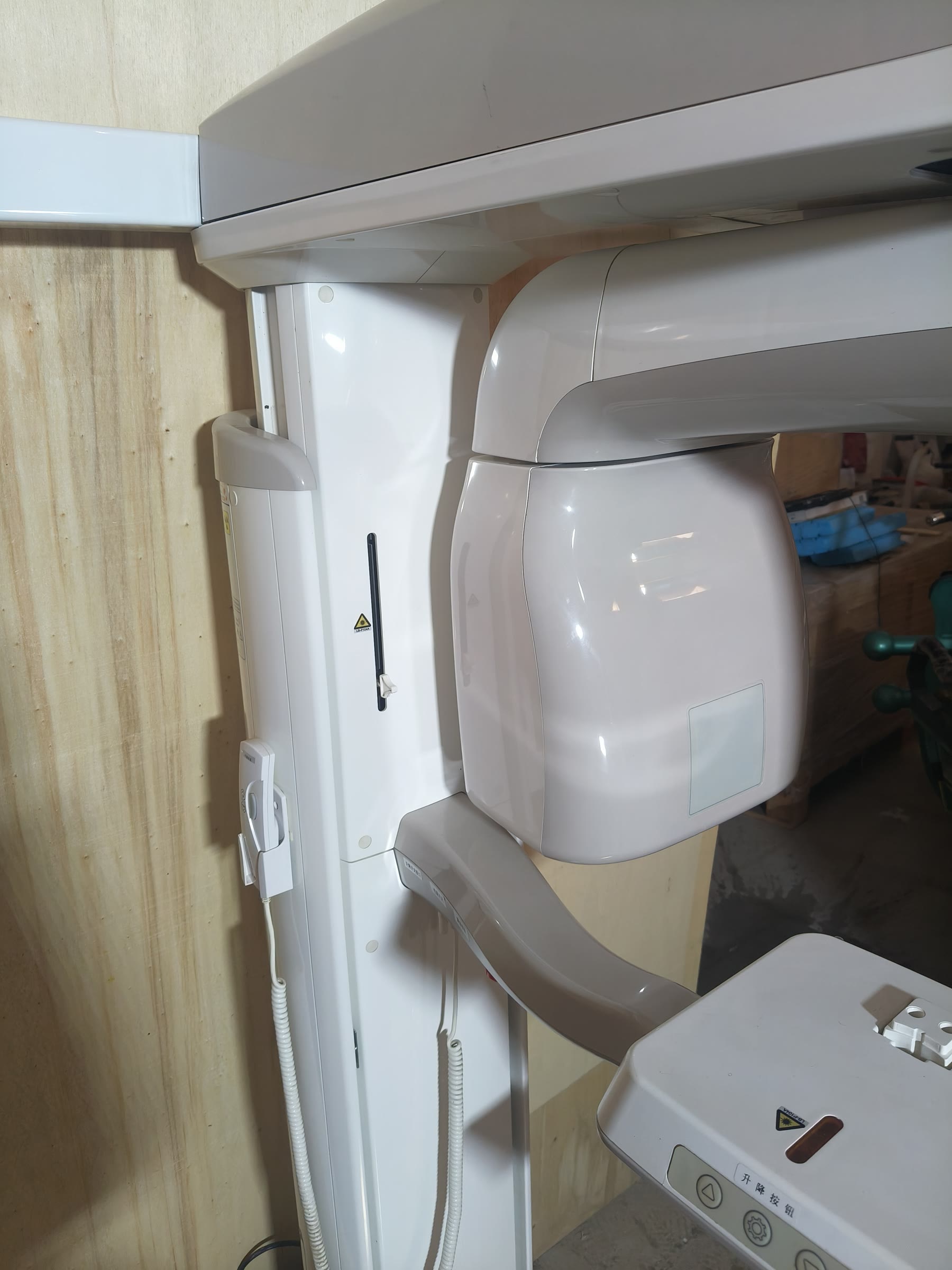 Vatech PAX-400C column controls with Chinese labels showing lift interface, power switch, emergency button